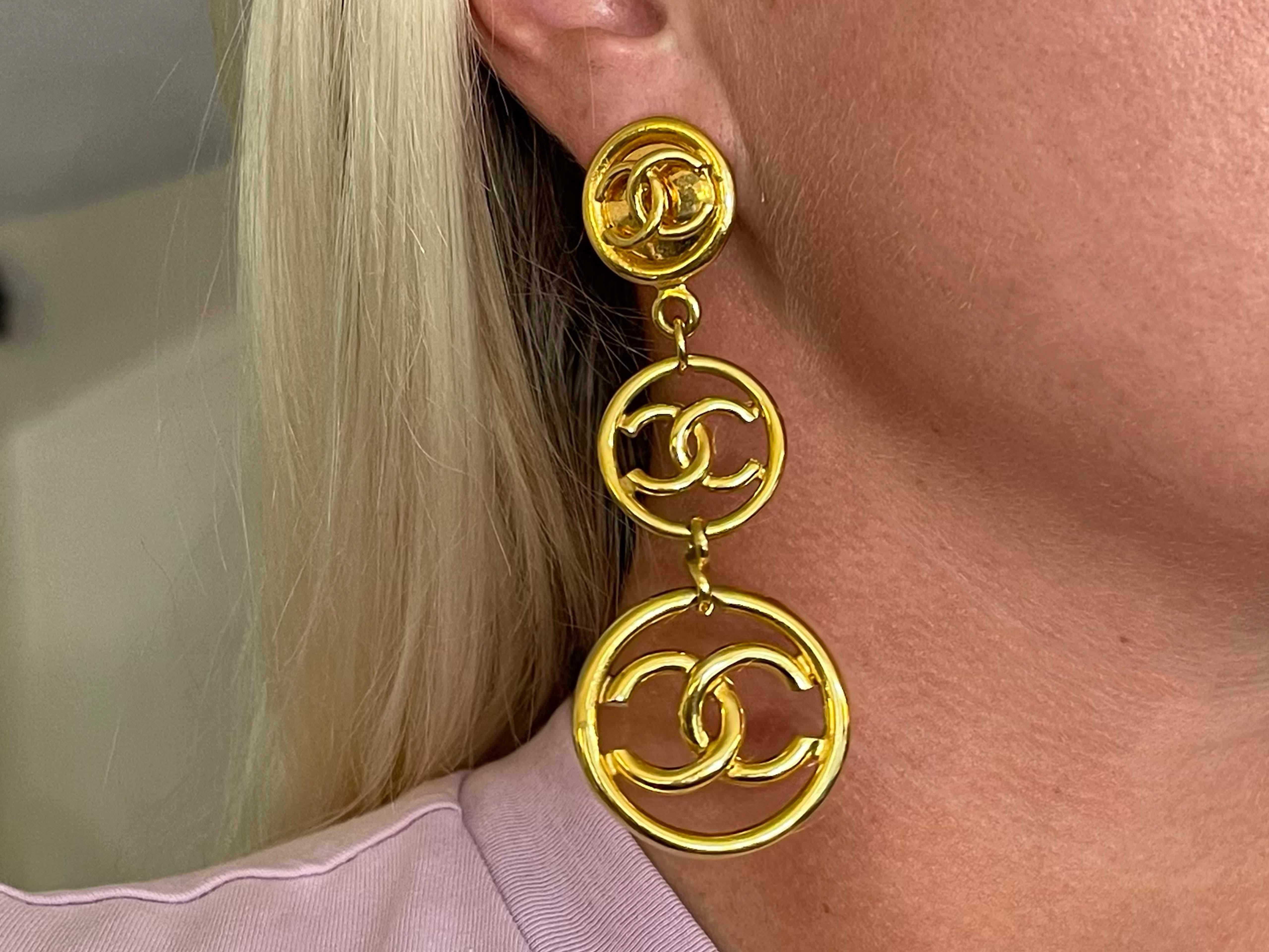 Specifications:

Designer: CHANEL

Total Weight: 39.1 Grams

Earring Length: ~3.5