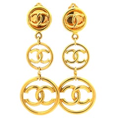 Orecchini a goccia CHANEL Vintage a tre livelli con logo CC e pendente lungo