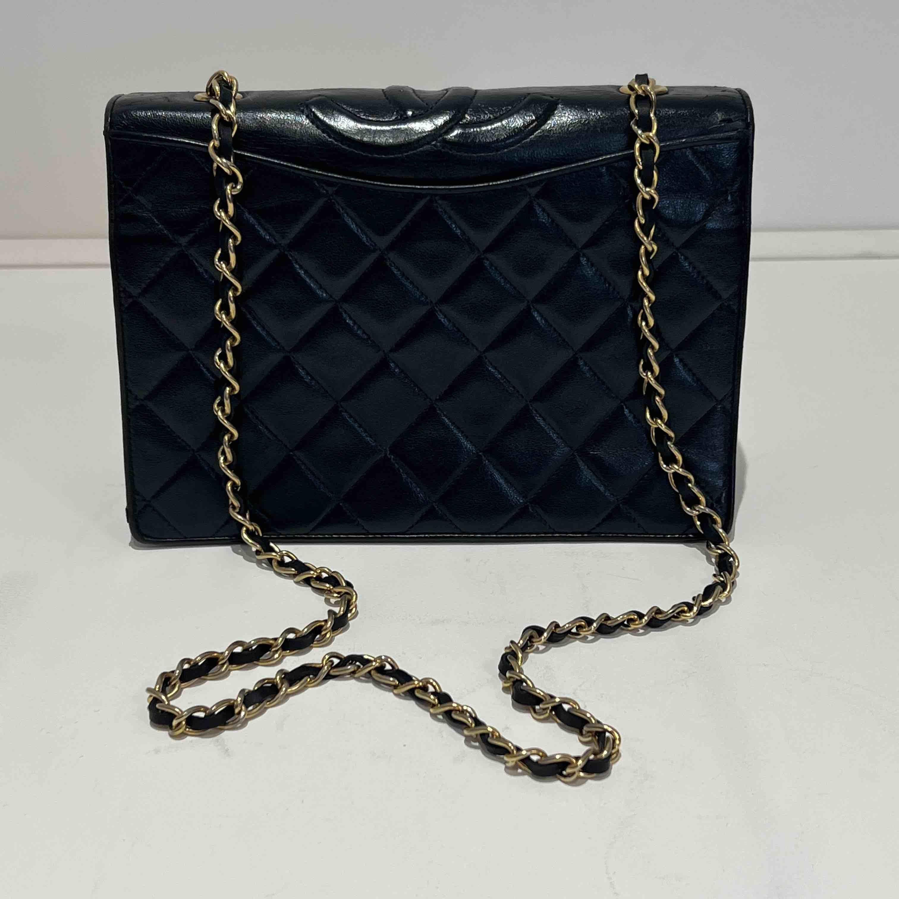 CHANEL vintage Timeless bag in black leather. The hardware is in gilt metal.
In good condition.
Made in France.
Dimensions: 23x16.5x6.5cm.
Shoulder strap: 94cm.
Hologram: 12...
Authenticity card: no - Collection: 1989-91.

Will be delivered in a