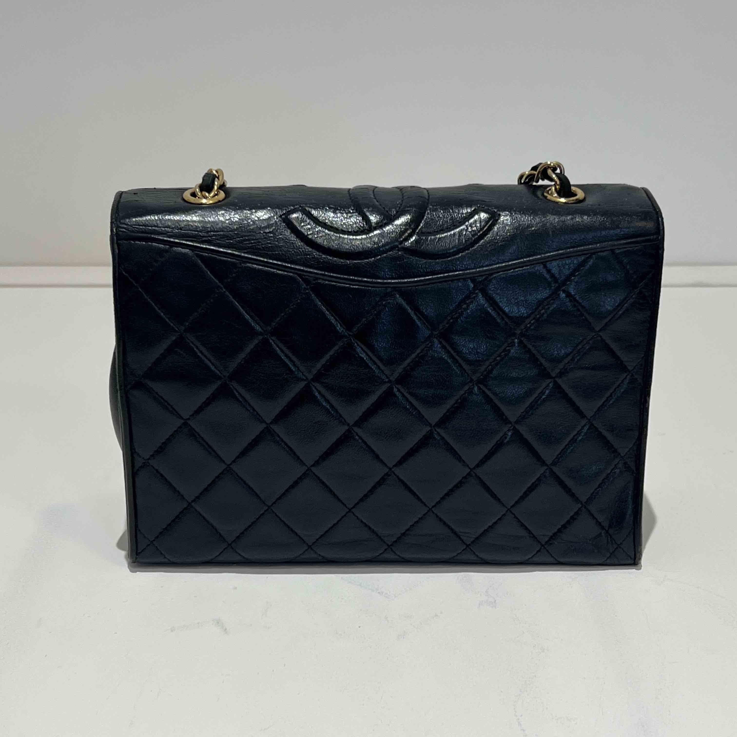 CHANEL Vintage Timeless Bag in Black Leather In Good Condition For Sale In Paris, FR