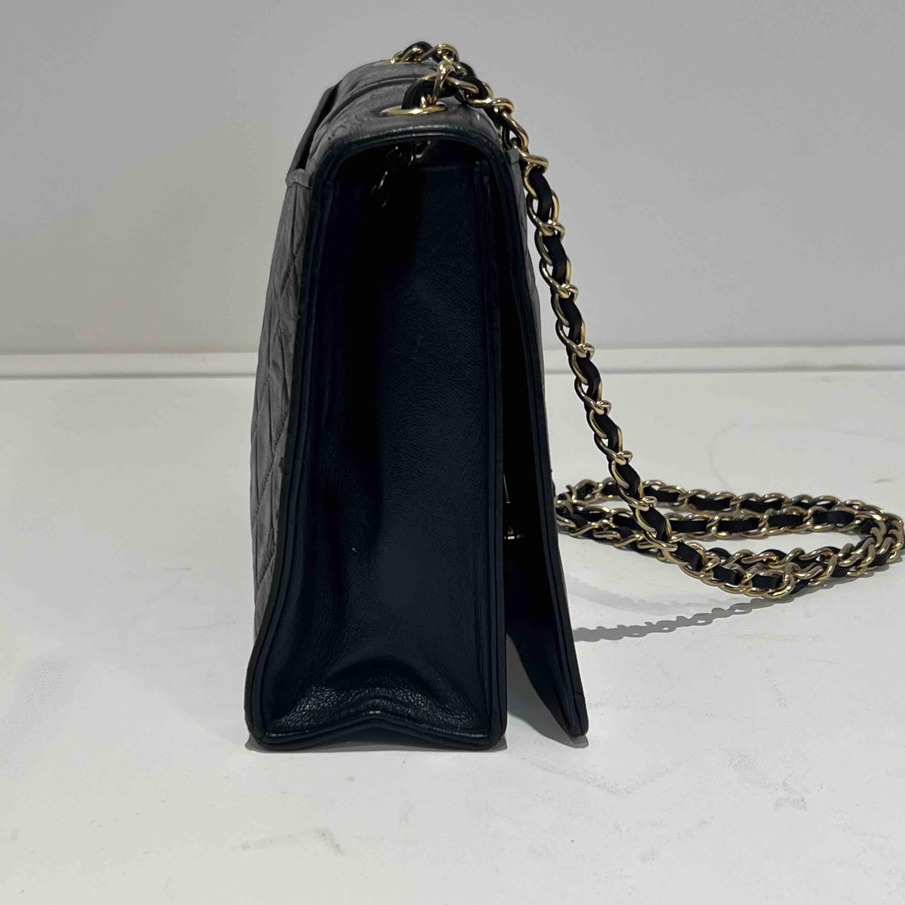 CHANEL Vintage Zeitlose Tasche aus schwarzem Leder im Zustand „Gut“ im Angebot in Paris, FR
