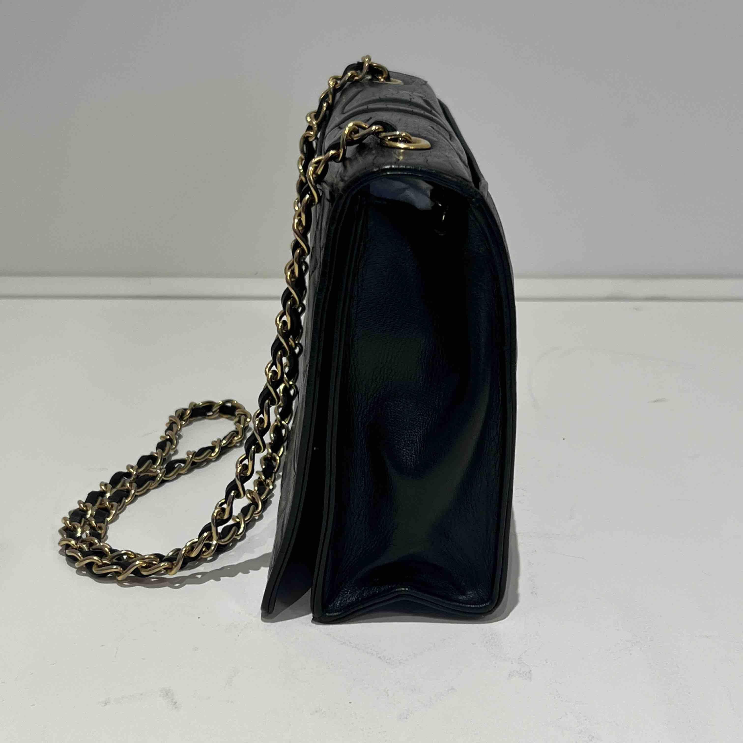 CHANEL Vintage Zeitlose Tasche aus schwarzem Leder Damen im Angebot