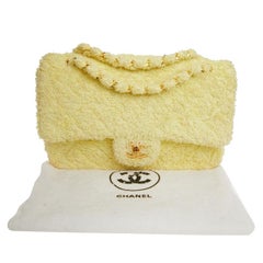 CHANEL - Sac vintage intemporel en tissu éponge jaune