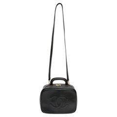 Chanel Vintage Timeless CC Vanity Bag in pelle di caviale nera con finiture dorate