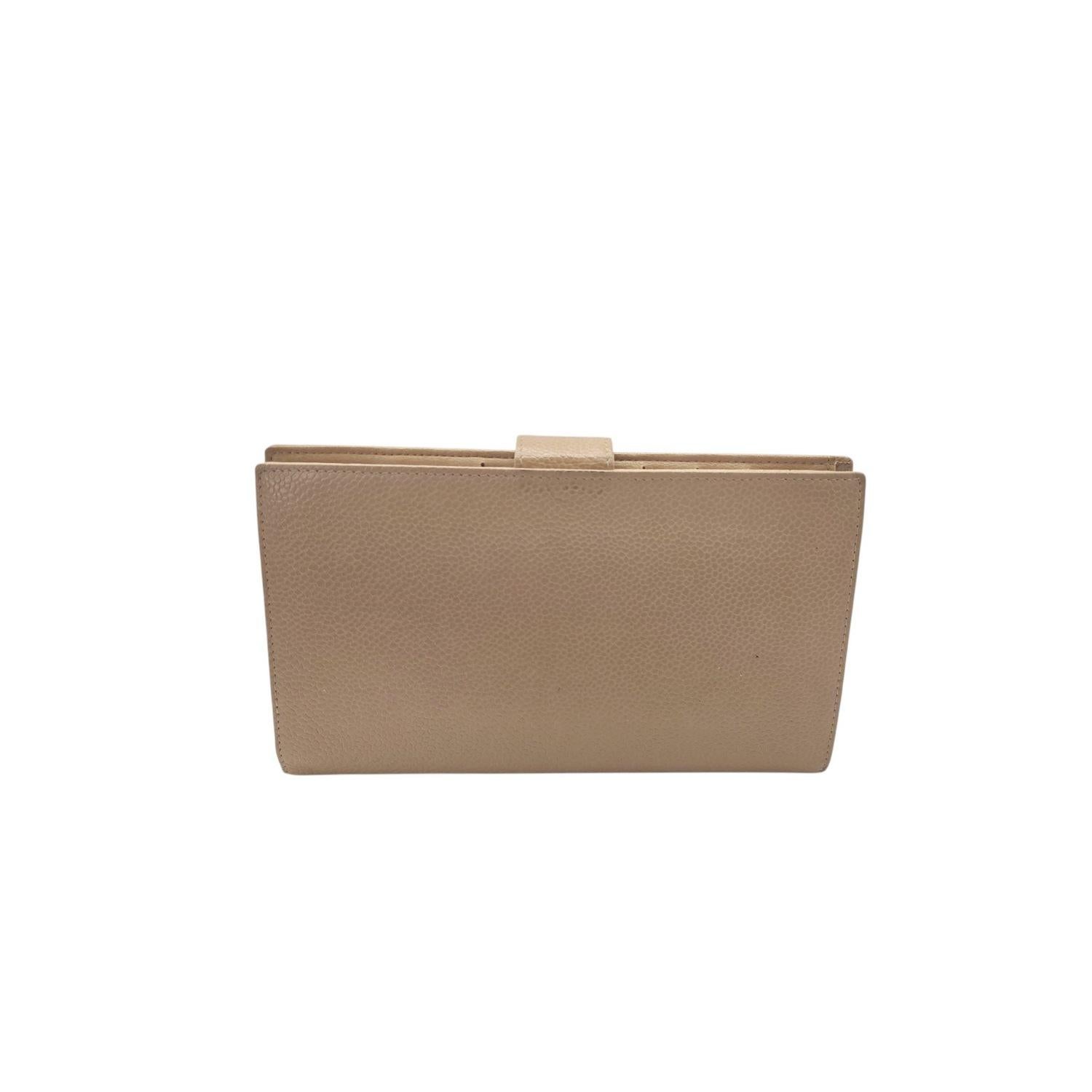 Die in Frankreich aus luxuriösem Kaviarleder gefertigte Chanel Caviar Timeless Wallet ist ein schickes und praktisches Accessoire. Ihr zeitloses Design zeichnet sich durch einen Druckknopfverschluss aus Leder und 24 Karat vergoldete Metallbeschläge