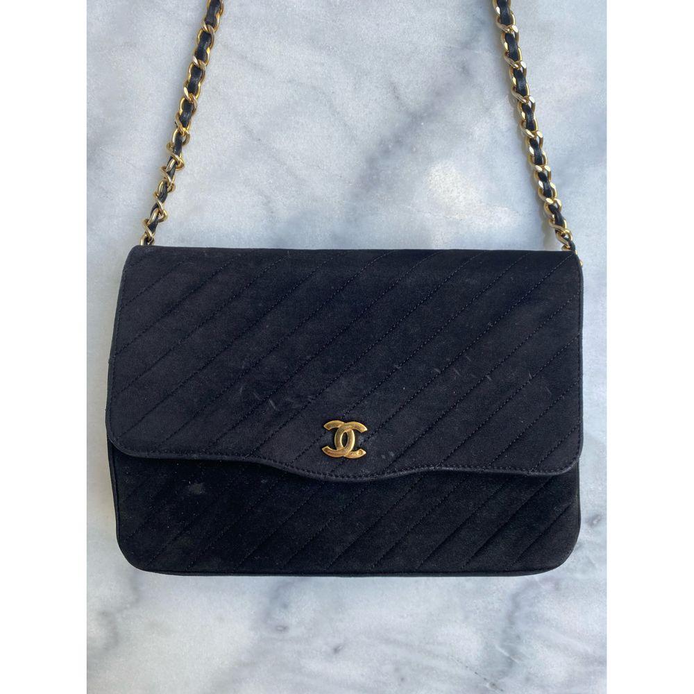 - Designer: CHANEL
- Model: Timeless 
- Condition: Good condition. Bag restored by a professional, Scratches on hardware
- Accessories: Dustbag
- Measurements: Width: 22cm , Height: 15cm , Depth: 5 cm 
- Exterior Material: Suede
- Exterior Color: