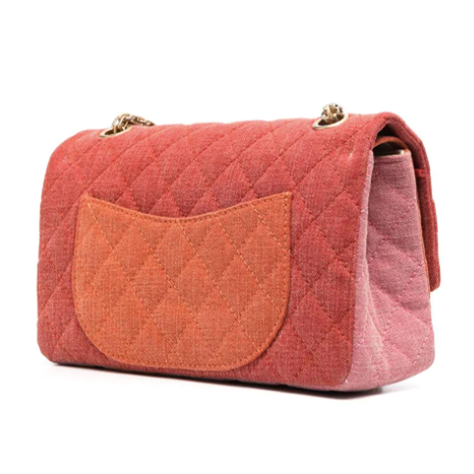 Chanel Vintage Timeless Naranja Rosa Bolso de hombro de tela acolchada

Bolso Timeless 2009 de Chanel Pre-Owned, de color naranja, rojo y rosa, de lona acolchada, con bandolera de cadena dorada, bolsillos interiores, parte superior plegable con