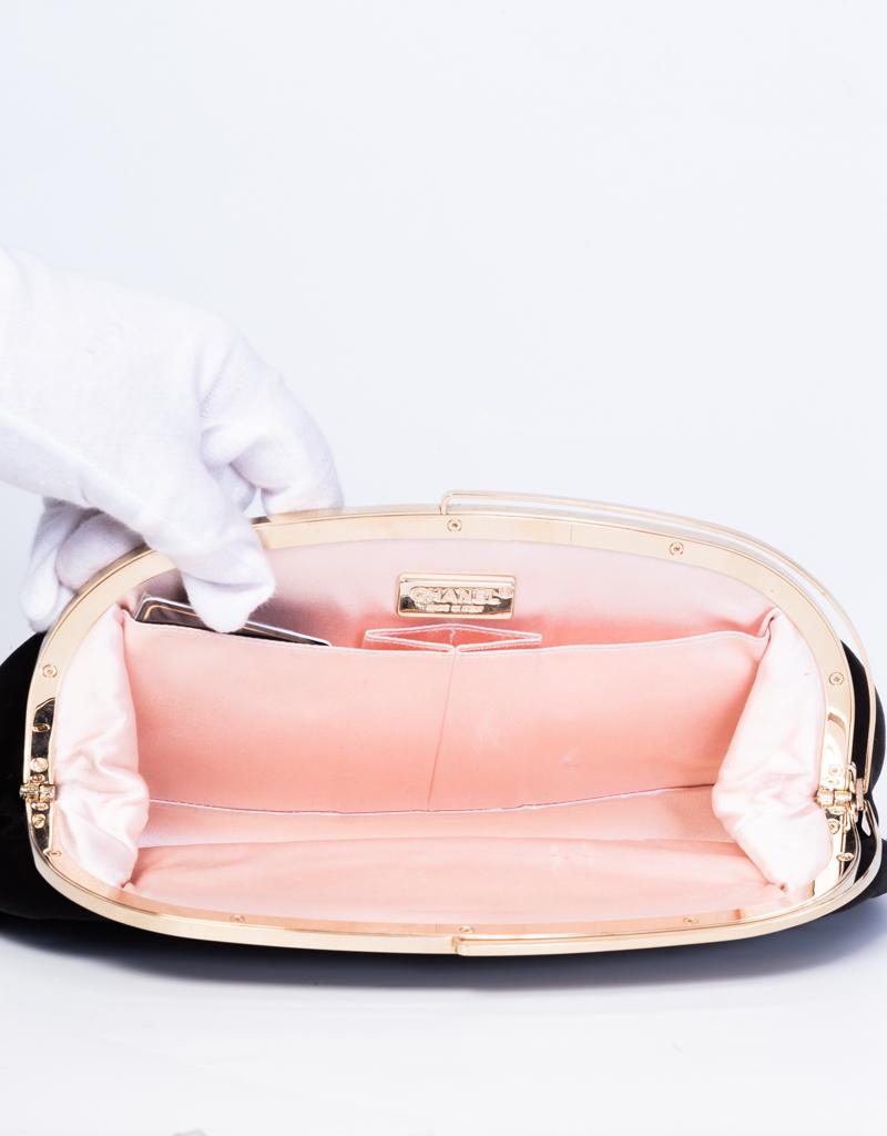 Chanel Vintage Timeless Satén Tono Dorado Detalle Clutch Negro en venta