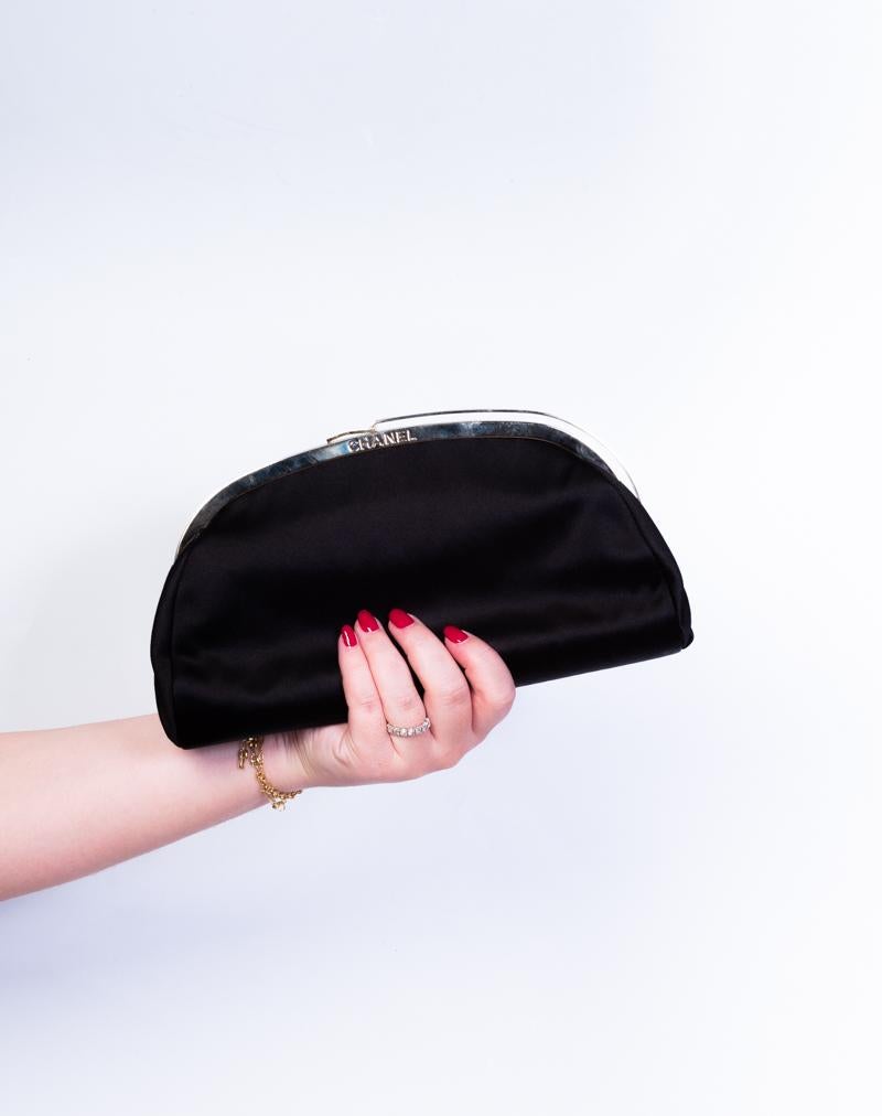 Chanel Vintage Timeless Satén Tono Dorado Detalle Clutch en venta 1