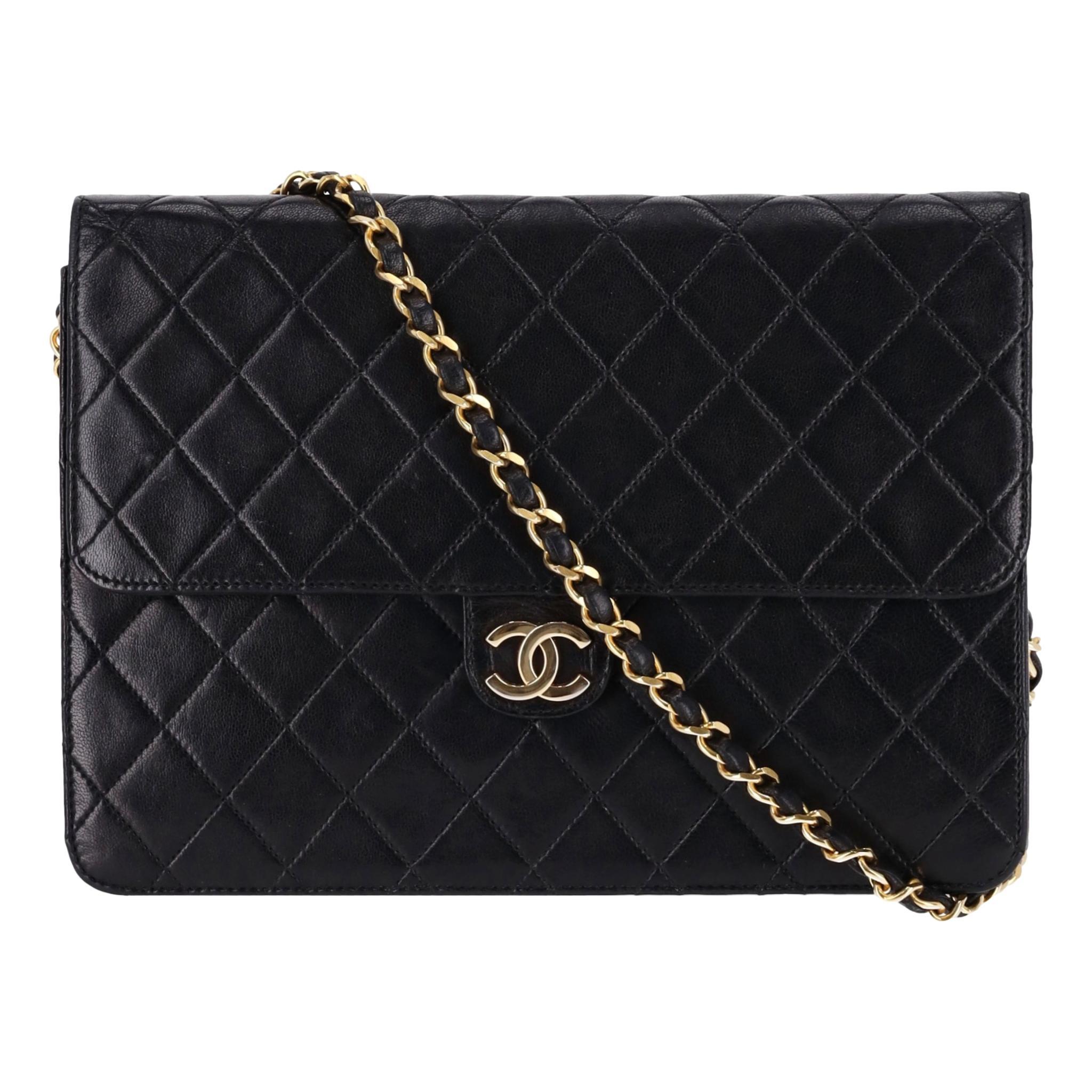 Chanel Vintage Timeless Single Flap Medium Lambskin Leather Bag

Black smooth lambskin leather bag detailed with signature quilted diamond stitching.

Featuring 24k gold 'CC' twist lock closure and leather/gold entwined chain shoulder