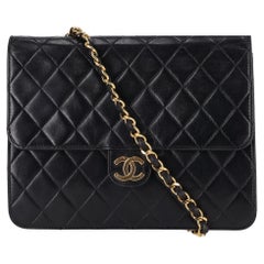 Chanel Vintage Timeless Petit sac à rabat simple en cuir d'agneau