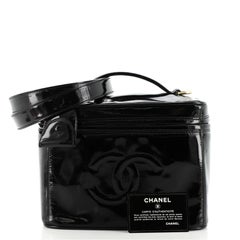 Petite trousse de toilette vintage et intemporelle en cuir verni Chanel