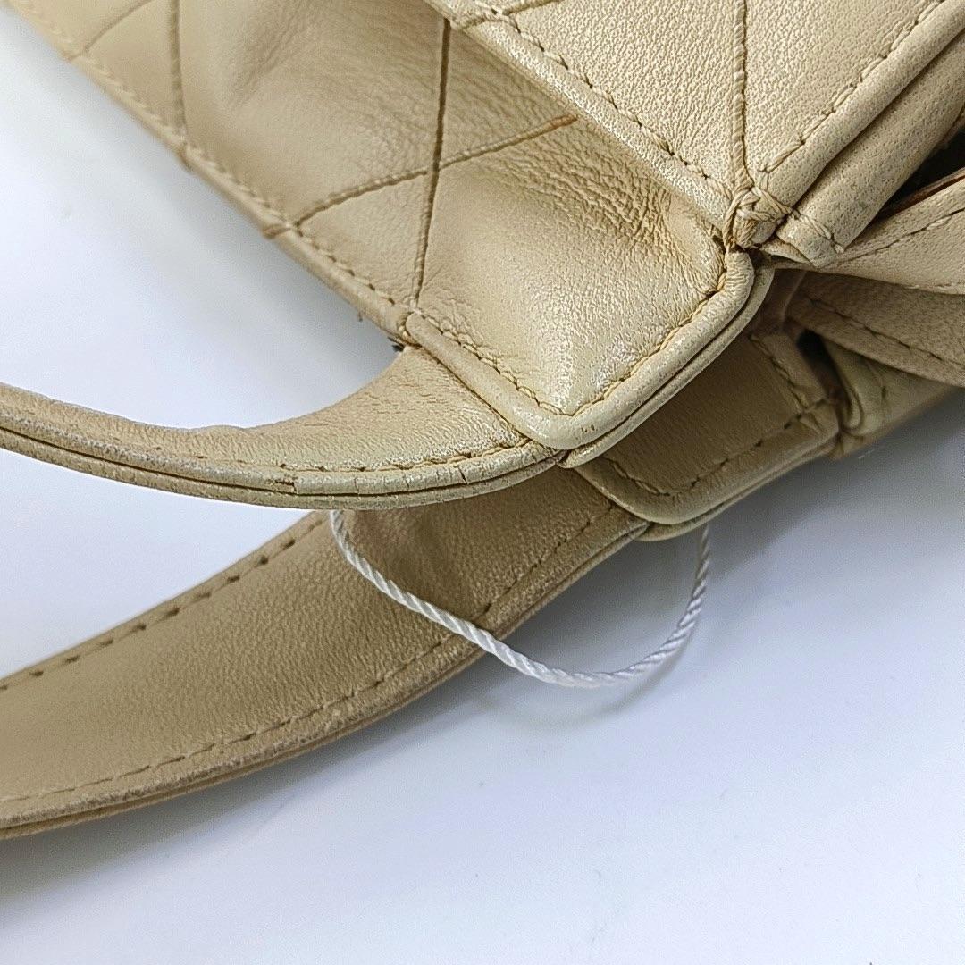 Chanel Vintage Top Handle Beige Lambskin Leather Handbag en vente 6