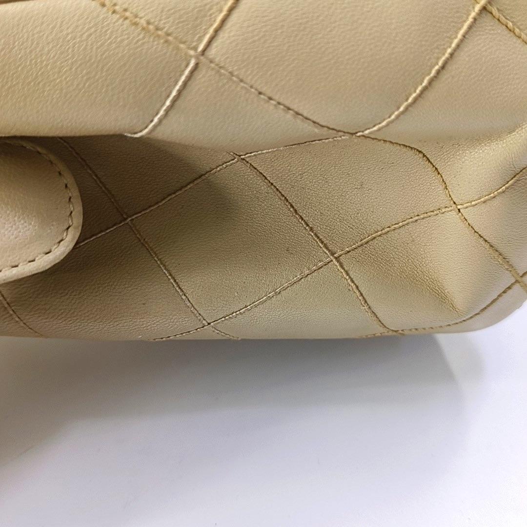 Chanel Vintage Top Handle Beige Lambskin Leather Handbag en vente 7