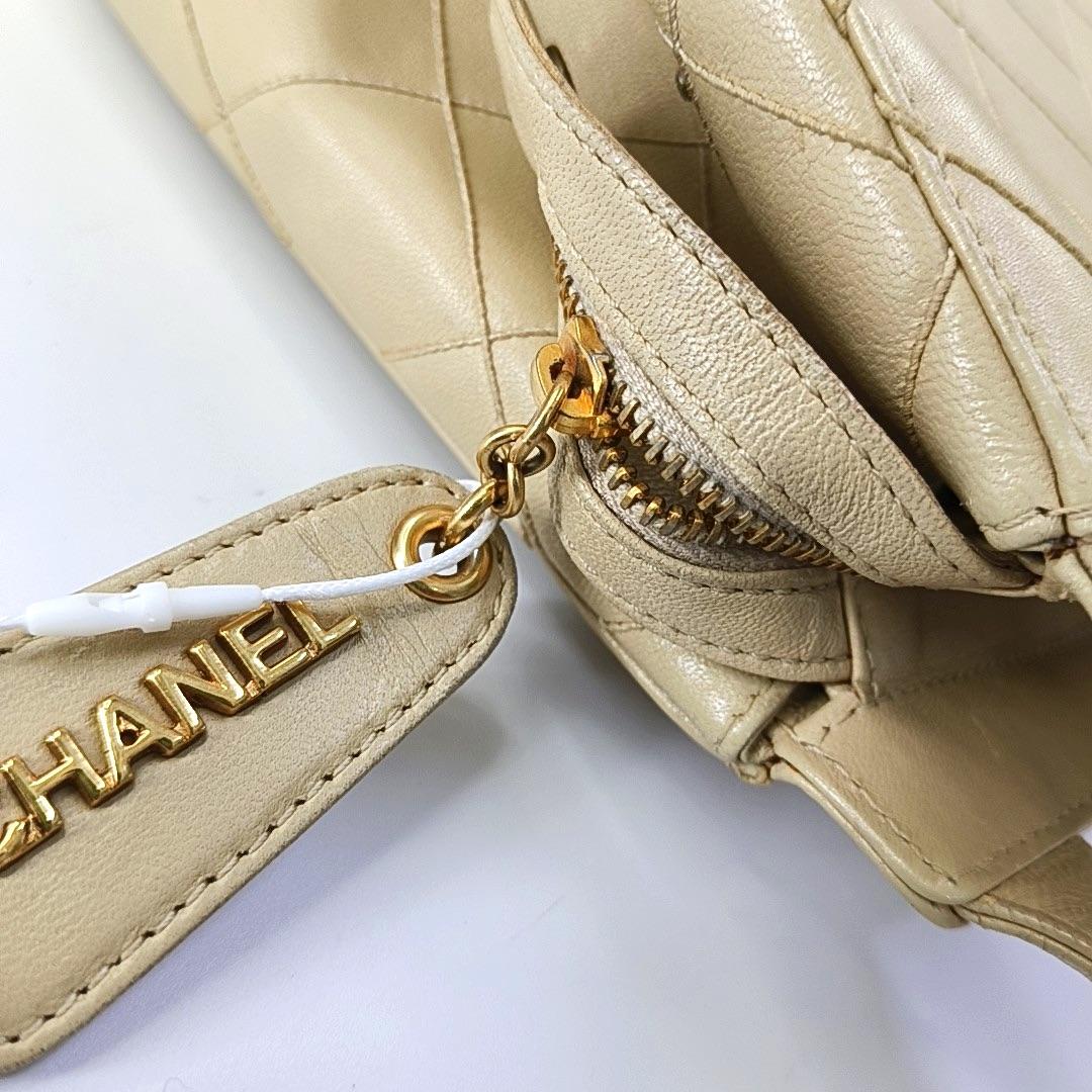 Chanel Vintage Top Handle Beige Lambskin Leather Handbag en vente 12