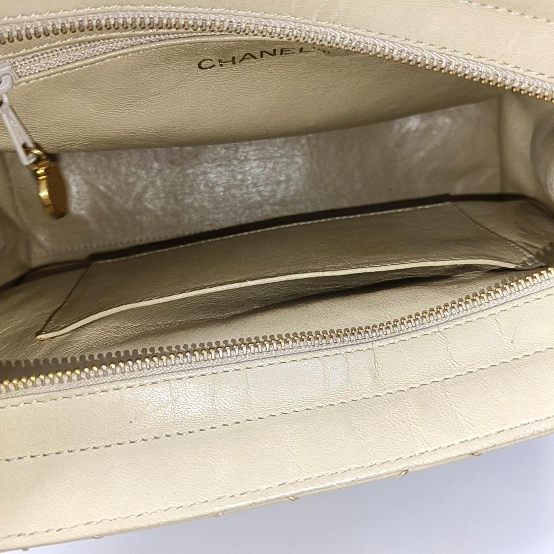 Chanel Vintage Top Handle Beige Lambskin Leather Handbag en vente 3