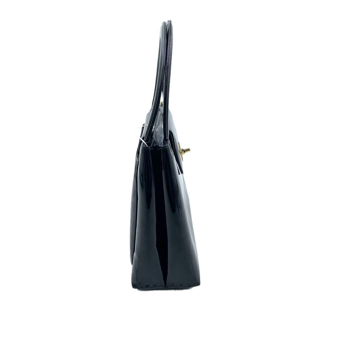 Possédez un rêve parisien : Chanel By Vintage en cuir verni noir.

Ce sac emblématique dégage une élégance intemporelle, le vernis brillant reflétant des années d'amour (et d'usure légère). La quincaillerie plaquée or 24 carats ajoute une touche de