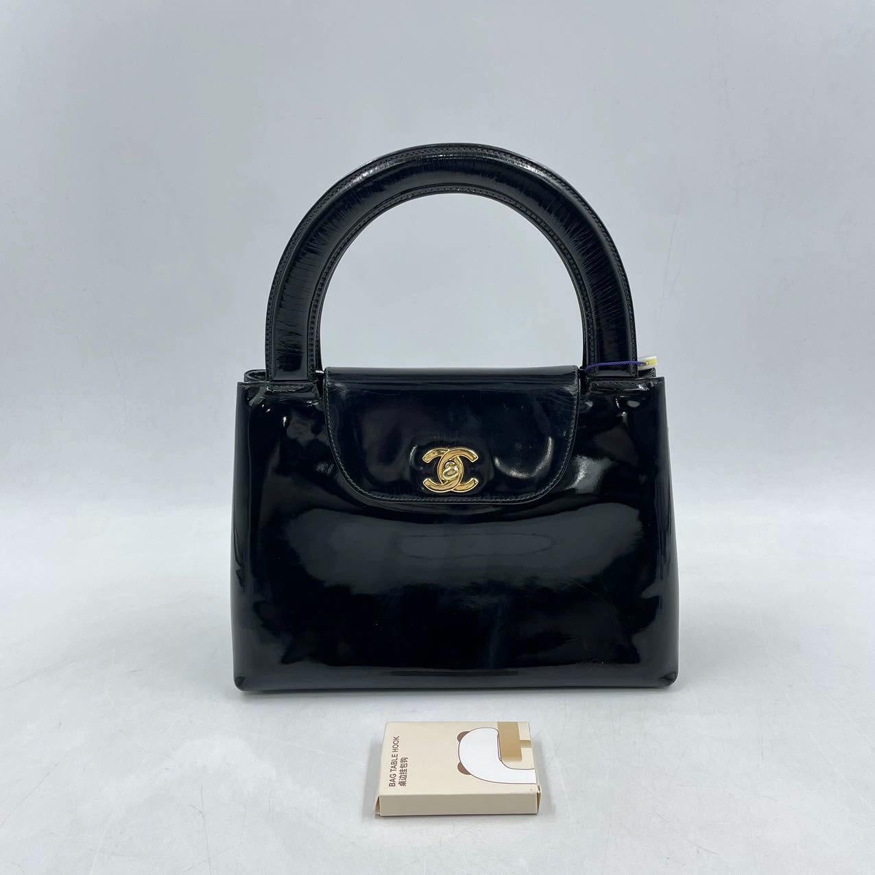 Chanel Vintage Bolso Kelly Solapa Asa Superior Negro Charol Oro 24k HW en venta 3