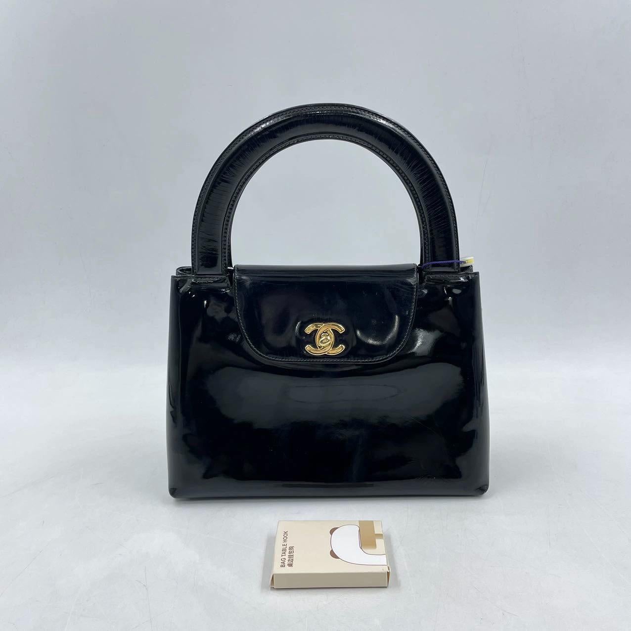 Chanel Vintage Top Handle Kelly Klappentasche Schwarz Lackleder 24k Gold HW im Angebot 3