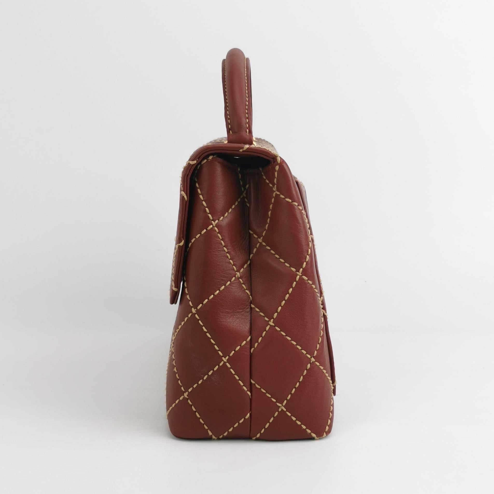 Chanel Vintage Top Handle Kelly Wild Stitch Burgundy Calfskin Leather Gold HW In Good Condition For Sale In AUBERVILLIERS, FR