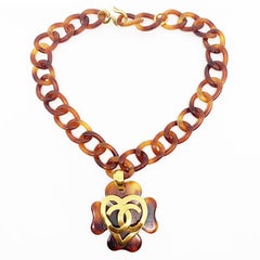 CHANEL Collier coeur en écaille de tortue vintage