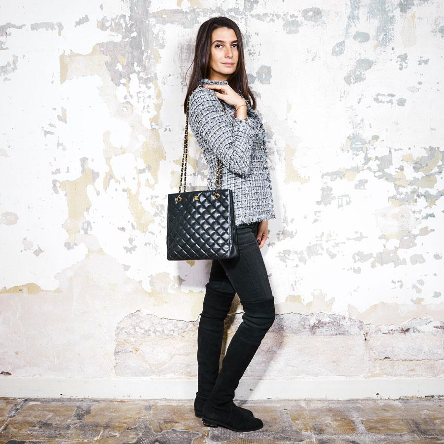 CHANEL Vintage tote bag in black smooth quilted lamb leather:
This vintage tote bag is from the late 80's.
It has two non-adjustable handles. The hardware is in gilt metal and signed 'CC'. The interior is in burgundy smooth leather with two pockets,