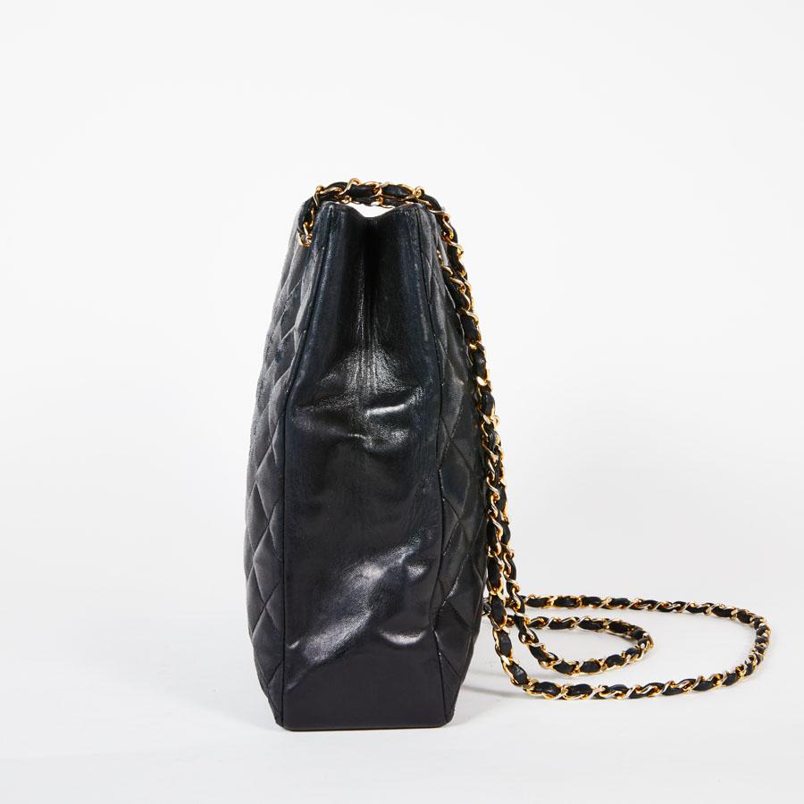 CHANEL Vintage Tote Bag in Black Smooth Quilted Lamb Leather In Good Condition In Paris, FR