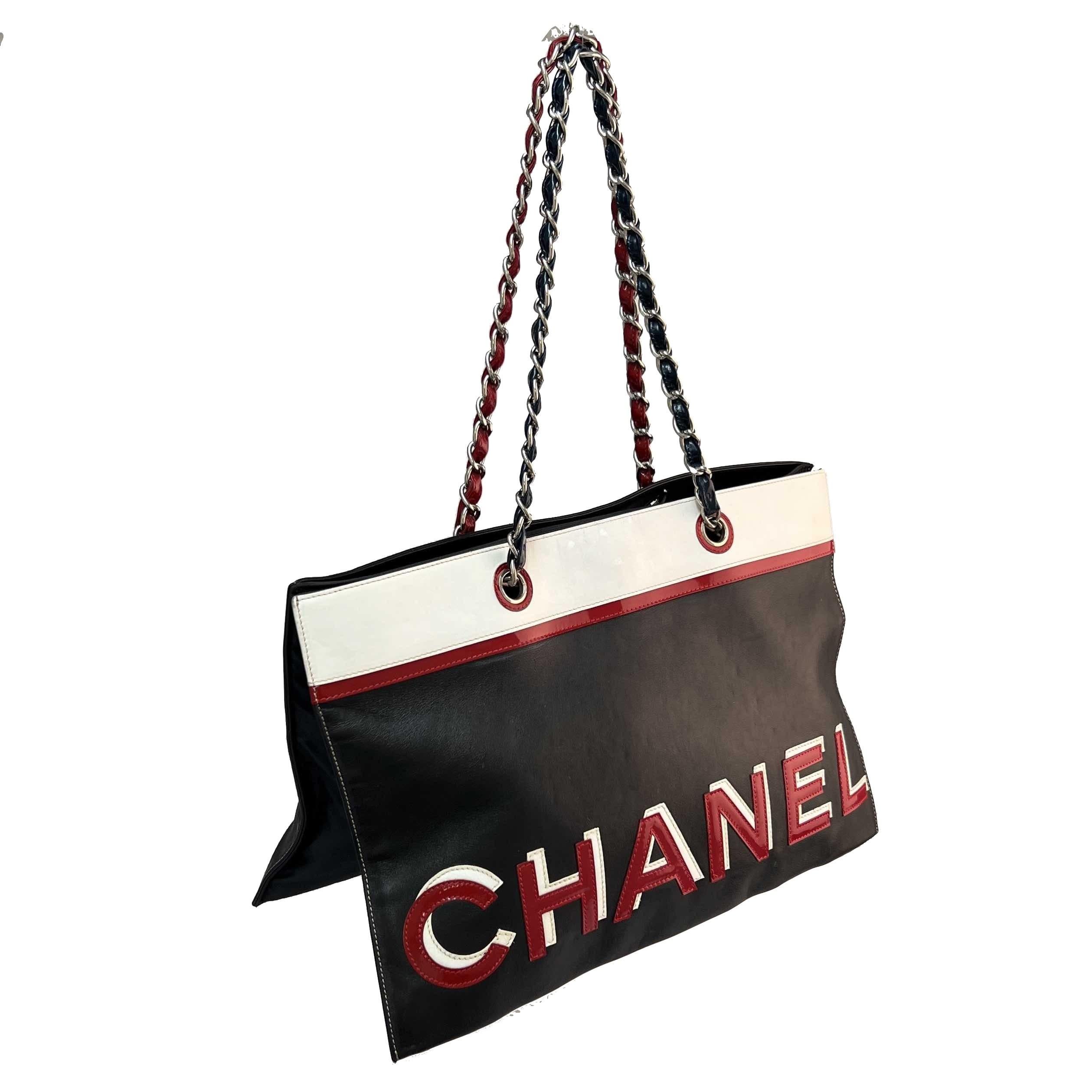 CHANEL Vintage Tote Bag in Leather In Good Condition In Paris, FR