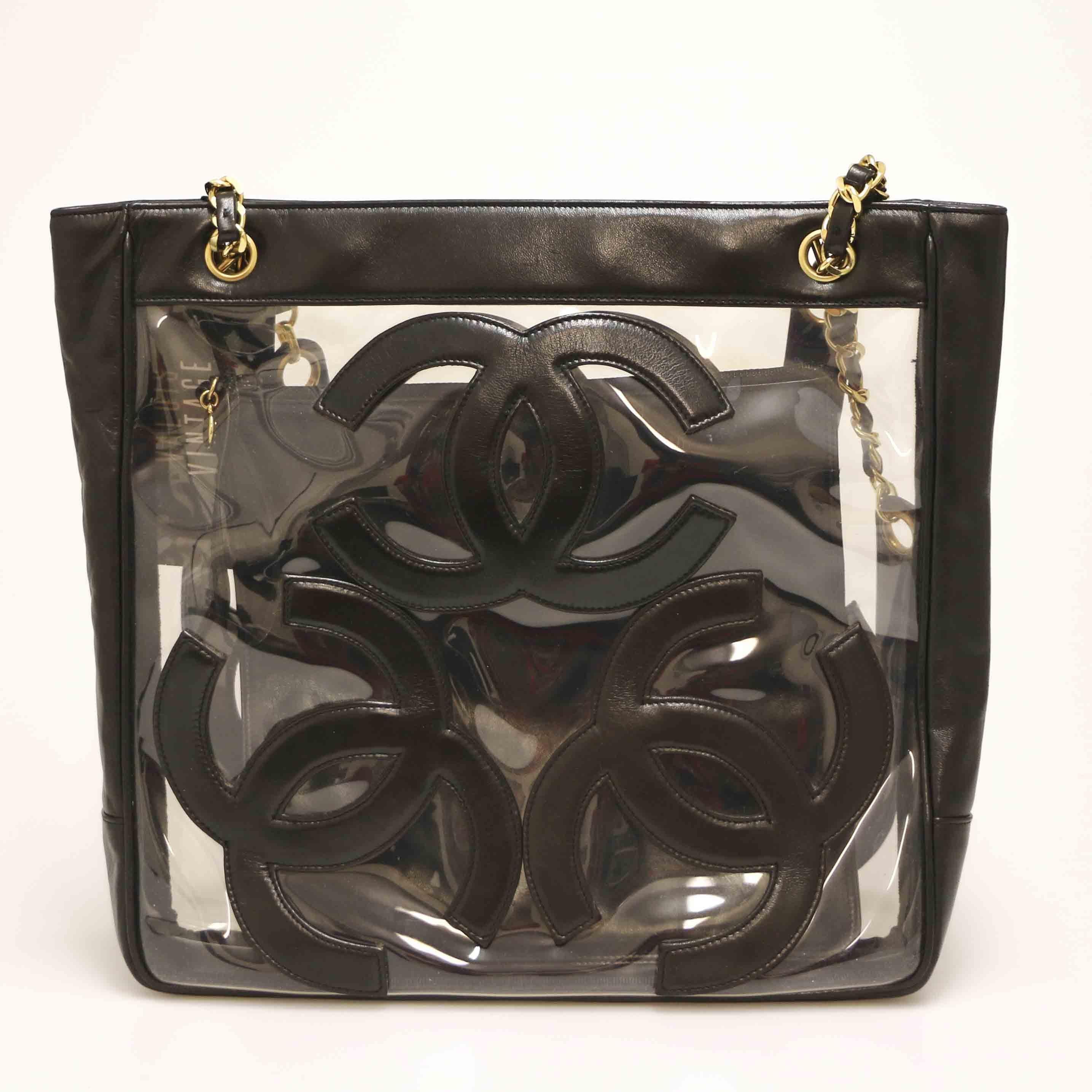 CHANEL Vintage Tote Bag in PVC and Leather. Magnetic snap clasp. The hardware is in gilt metal. Golden metal and black leather shoulder strap.
Large black leather pouch attached to the inside of the bag.
In good condition. No trace on leather.
Made
