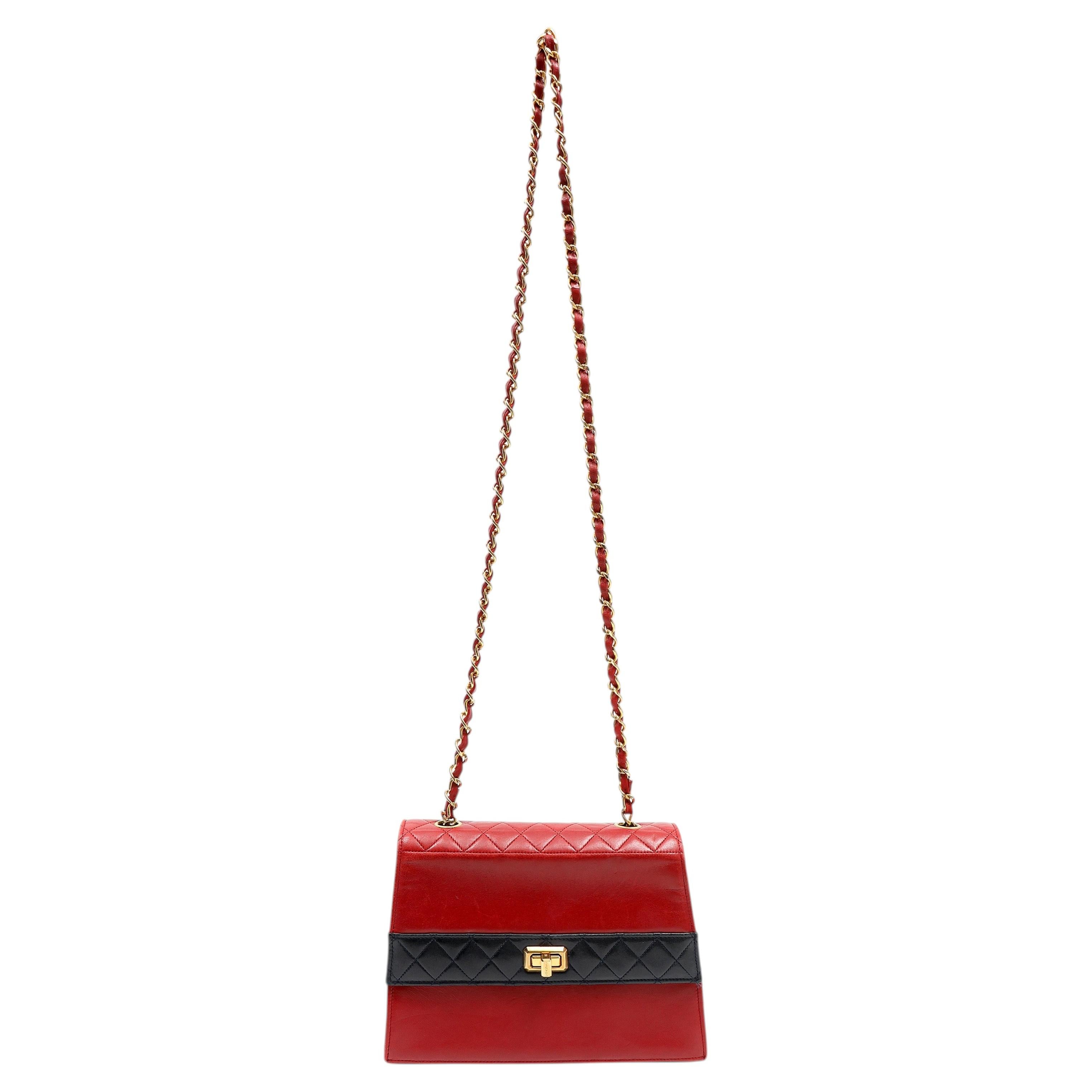 Chanel Vintage - Sac à rabat trapézoïdal en cuir d'agneau bicolore rouge et noir, orné de ferrures dorées