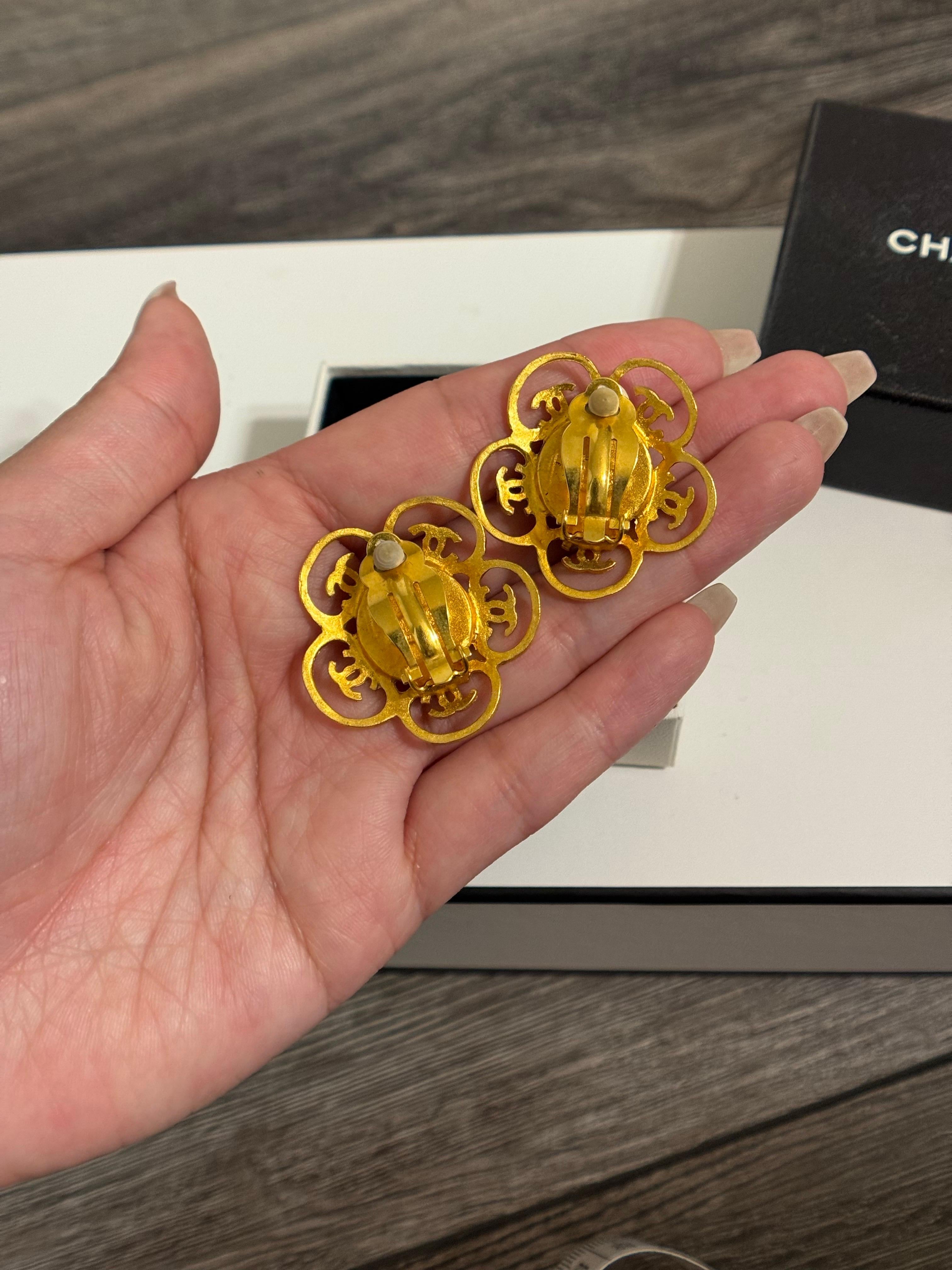 CHANEL Vintage Türkis und Gold CC Statement Clip On Ohrringe im Zustand „Gut“ im Angebot in Bellevue, WA