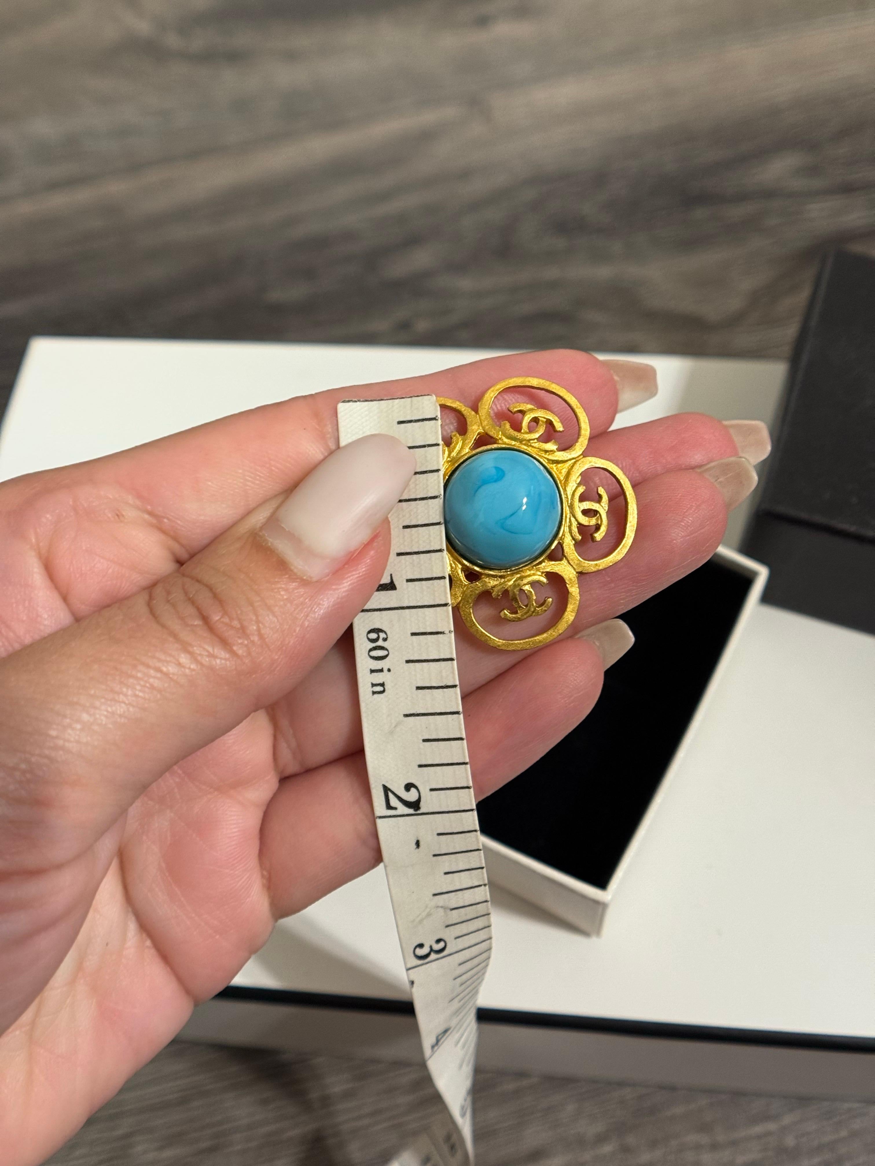 CHANEL Vintage Türkis und Gold CC Statement Clip On Ohrringe im Angebot 2