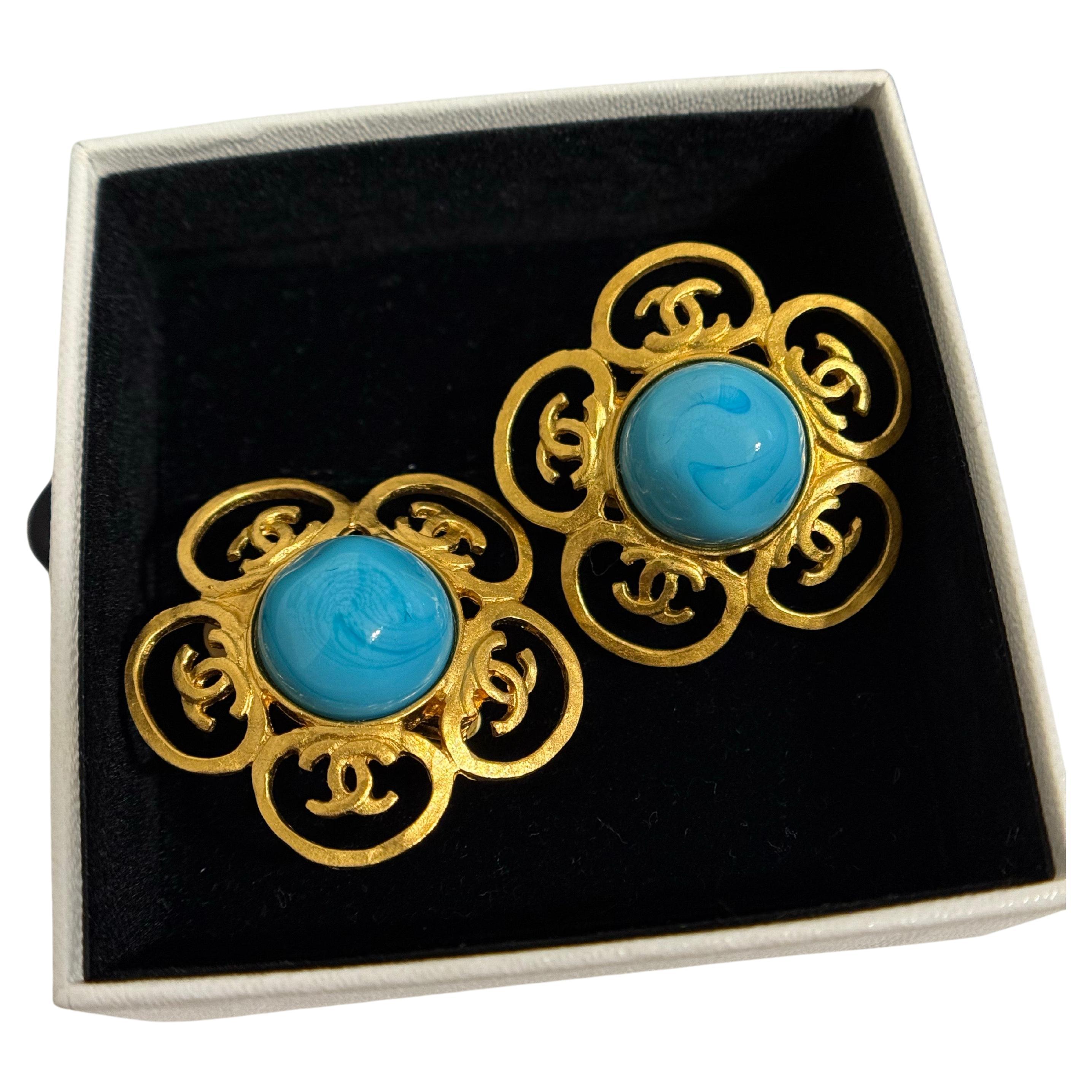 CHANEL Vintage Türkis und Gold CC Statement Clip On Ohrringe im Angebot