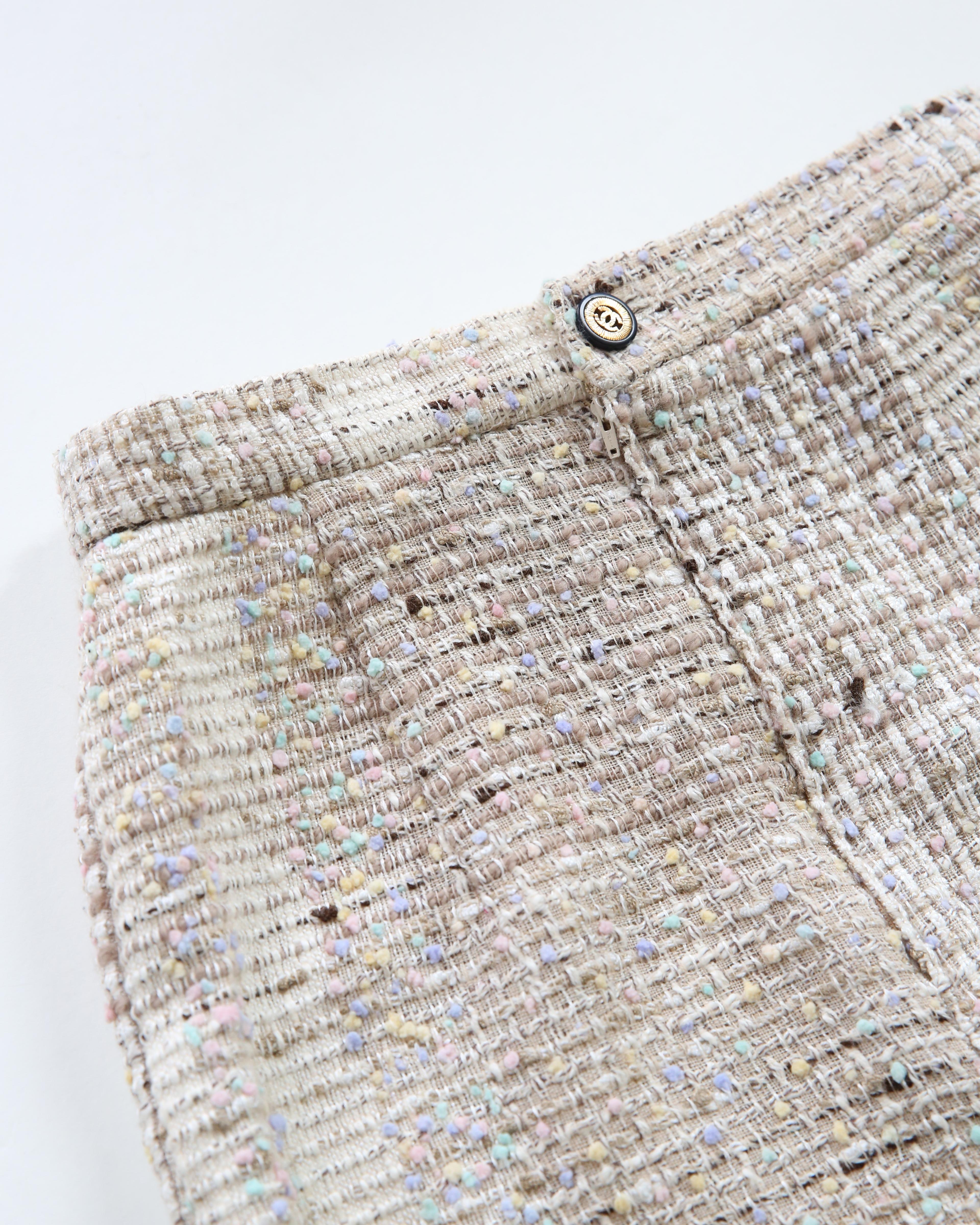 Chanel vintage tweed beige, ivory, pink, lilac, yellow, logo fitted mini skirt In Excellent Condition For Sale In Paris, FR