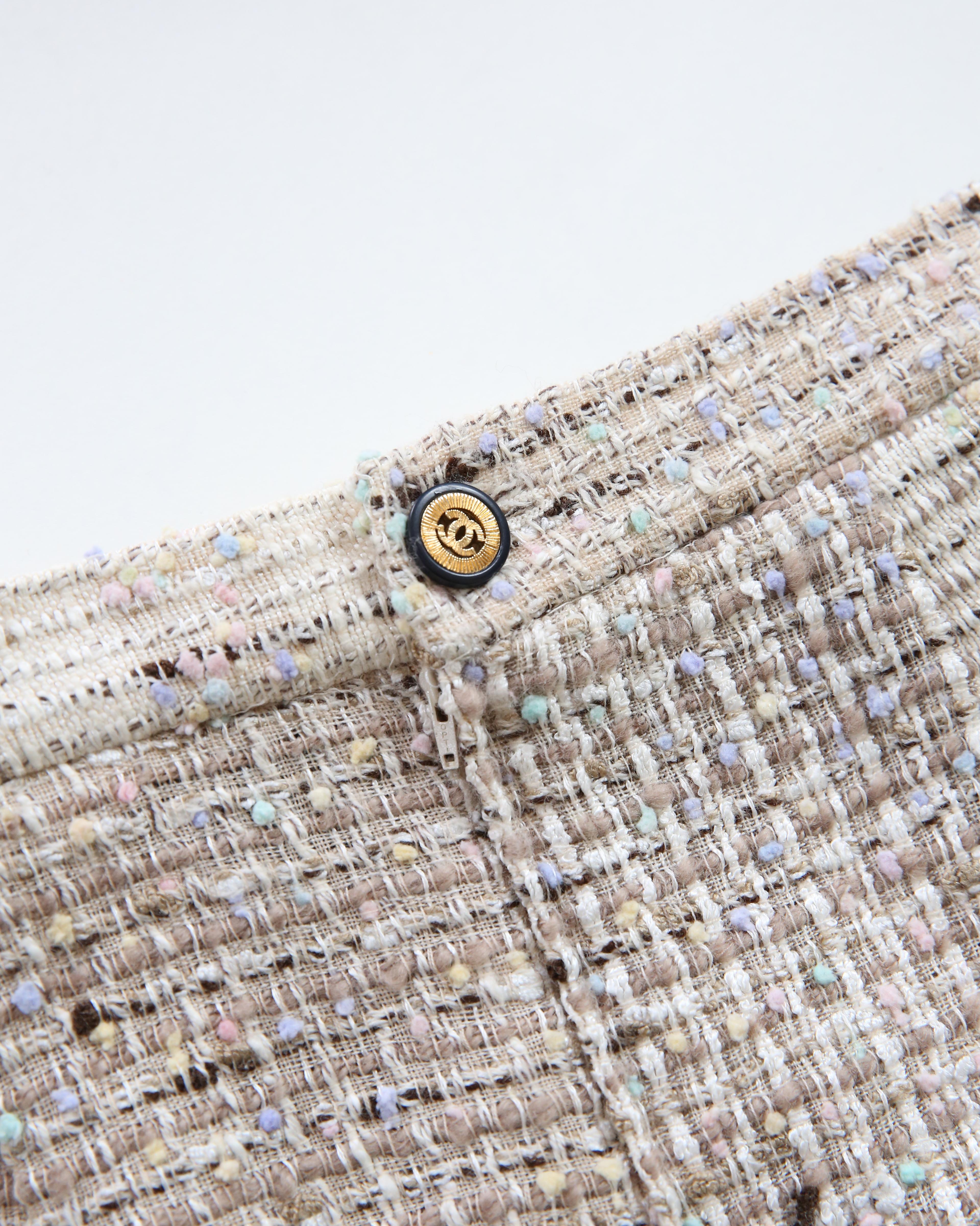 Chanel vintage tweed beige, elfenbein, rosa, lila, gelb, Logo Minirock im Angebot 3