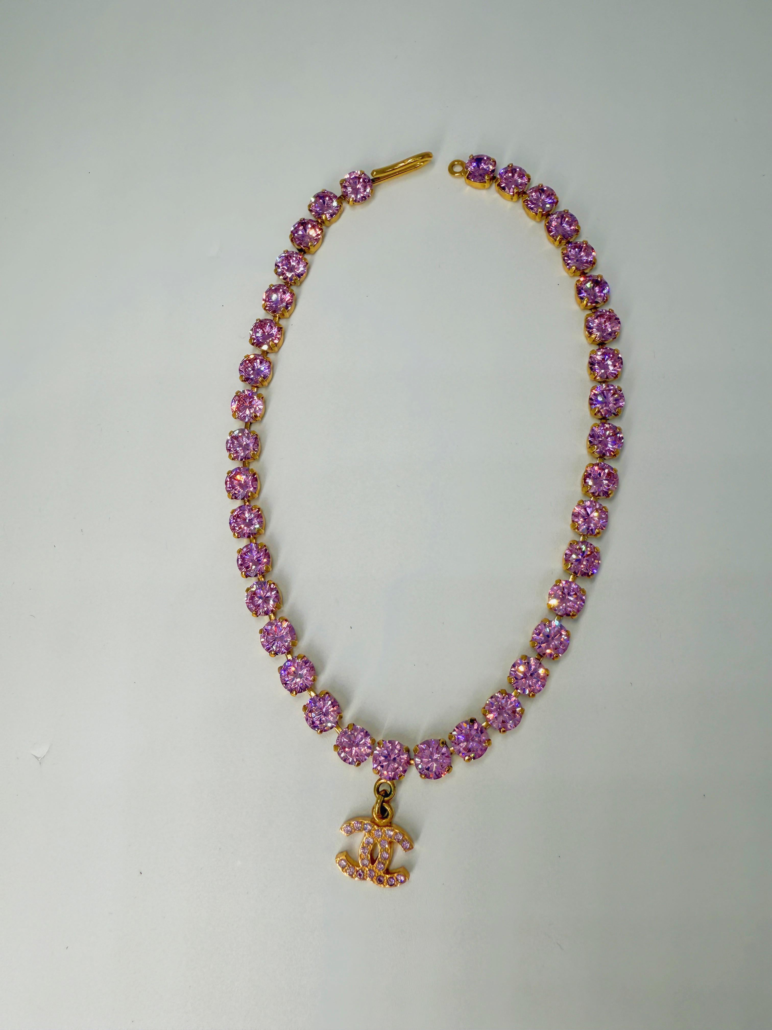 Ultra-Rare Chanel 95P Barbie Runway Pink Rhinestone Choker

Le bijou de rêve de toutes les filles - ce tour de cou rose céleste Barbie est l'un des bijoux Chanel les plus rares jamais créés. Conçue exclusivement pour le défilé Barbie du printemps