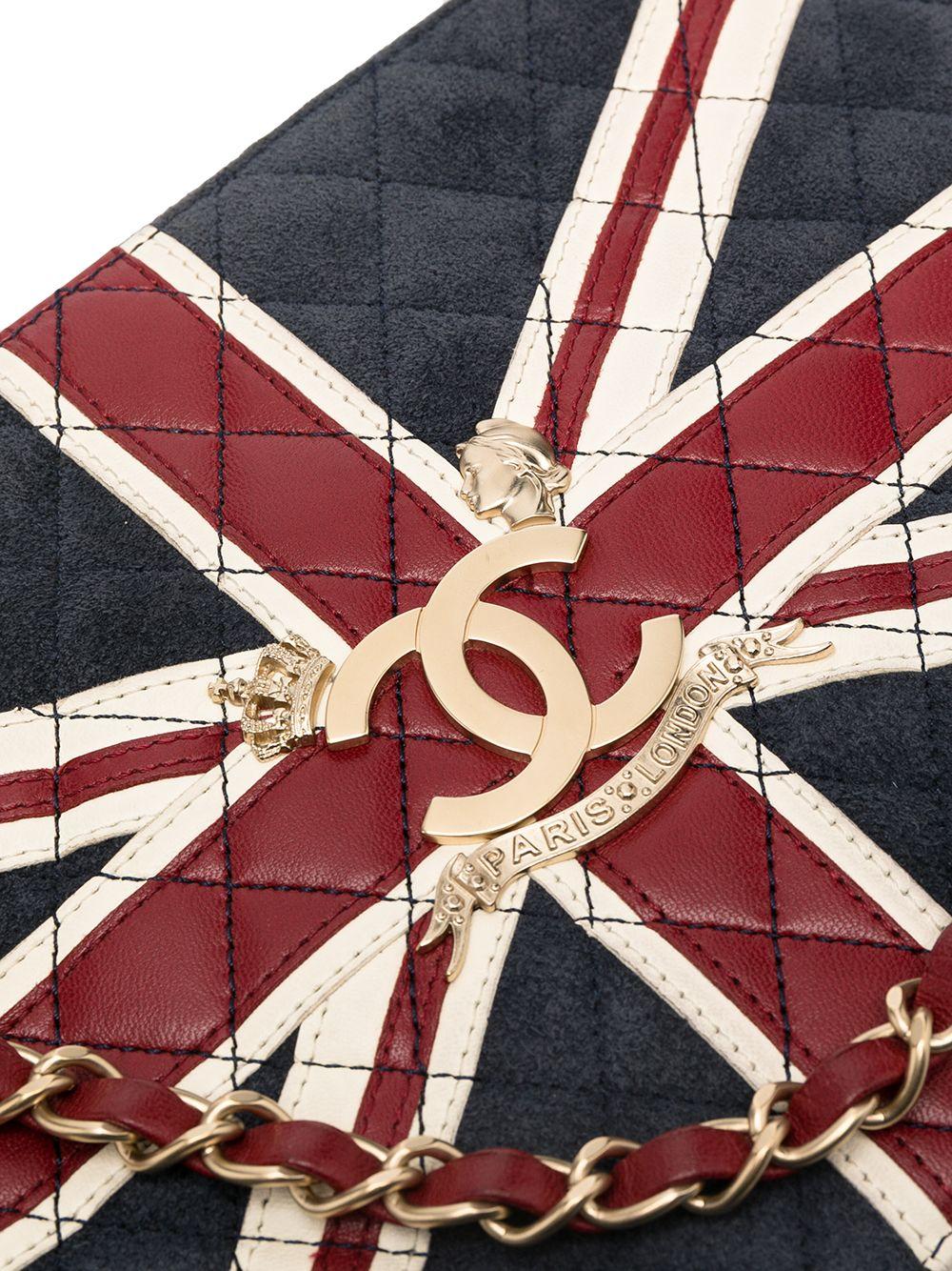 Zeigen Sie Ihren britischen Geist mit dieser kultigen Vintage-Tasche von Chanel. Das Äußere besteht aus marineblauem Wildleder und ist mit einem Union Jack und einem Chanel-Monogramm verziert. Die Tasche wird mit einem Reißverschluss geschlossen und