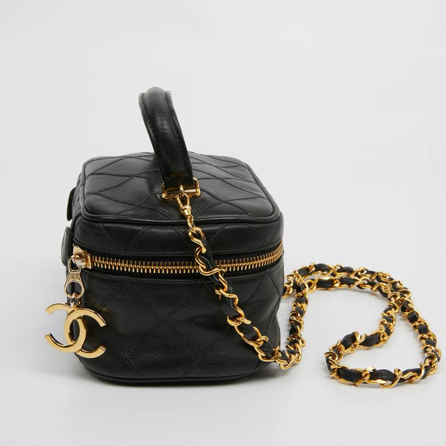 Small bag or bag for women's beauty products! It is carried by hand or shoulder. The interior is black leather with a flat pocket. It opens with a zip. The shoulder strap is made of metal and braided leather. It is removable. This bag is in perfect