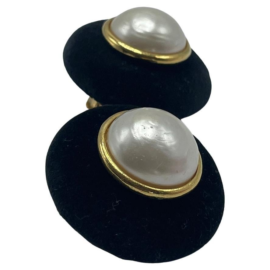 Chanel Vintage Velvet Clip-On Earrings For Sale 1