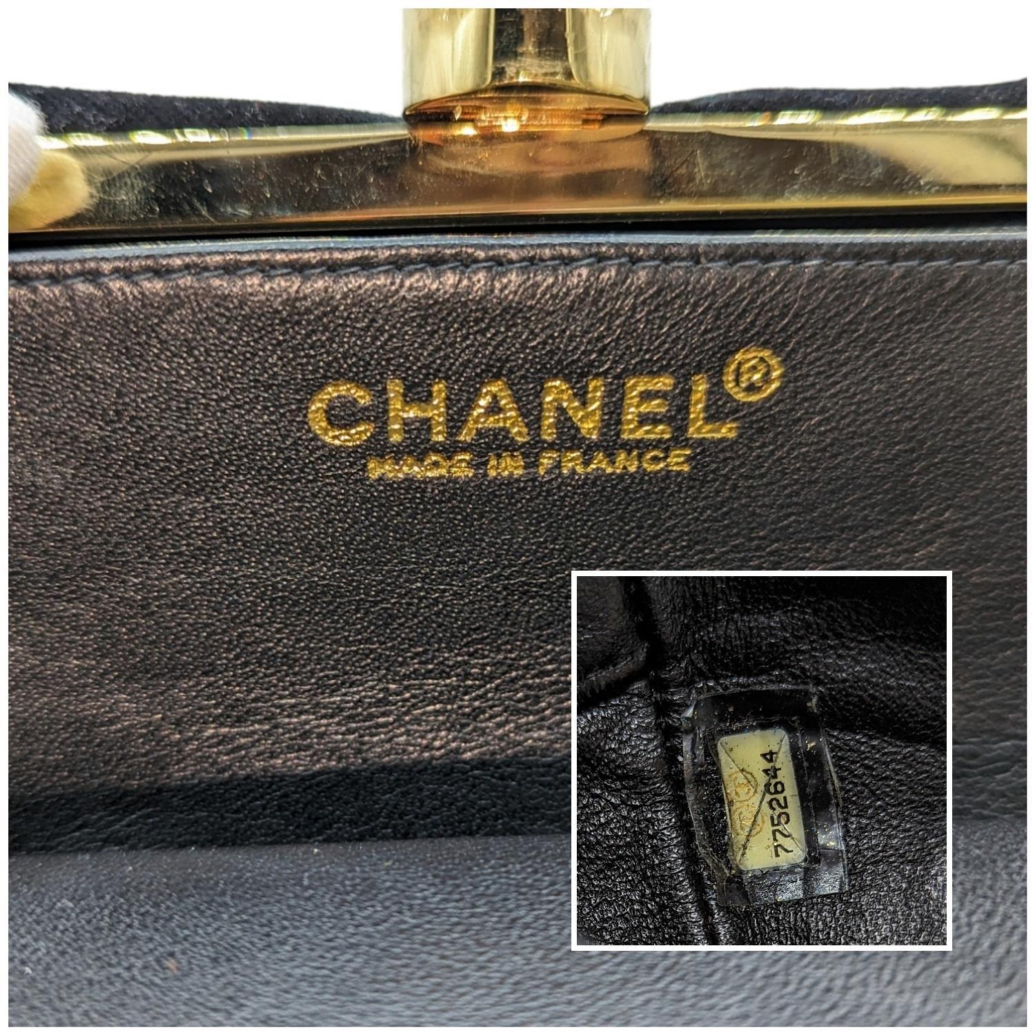 Pochette à fermeture Kiss-lock en plexiglas doré vintage Chanel en vente 3
