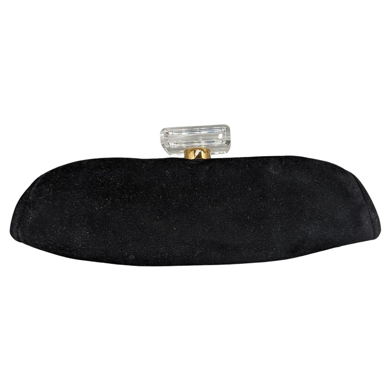 Pochette Chanel en velours noir à armature avec quincaillerie dorée, doublure en cuir ton sur ton, pochette à glissière unique sur la paroi intérieure et fermeture à glissière en plexiglas accentuée par le logo CC sur l'armature supérieure en forme