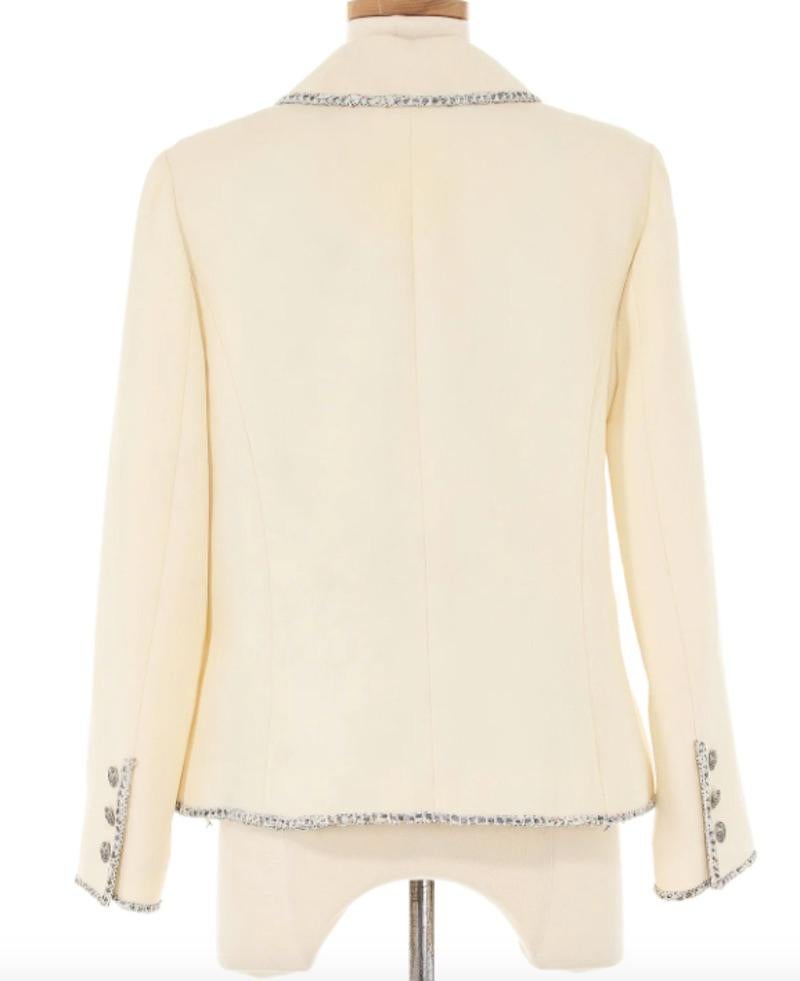 If you know, you know. The iconic Chanel Cruise 2005 White Blazer with CC Crest seen in black on Anne Hathaway in The Devil Wears Prada. With the beautiful detailing, the CC Crest on the pocket and its flattering fit, this blazer is undoubtedly a