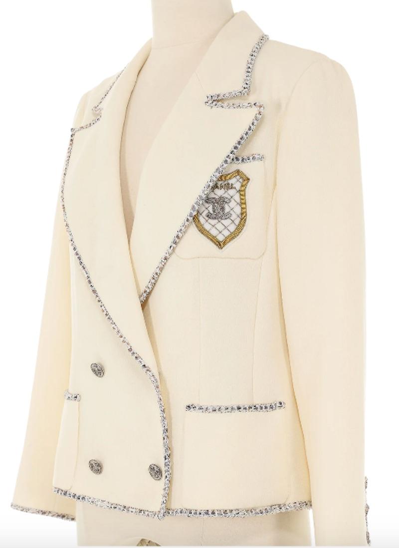 Chanel Vintage White Blazer with CC Crest | Cruise 2005 Collection In Excellent Condition For Sale In New York, NY