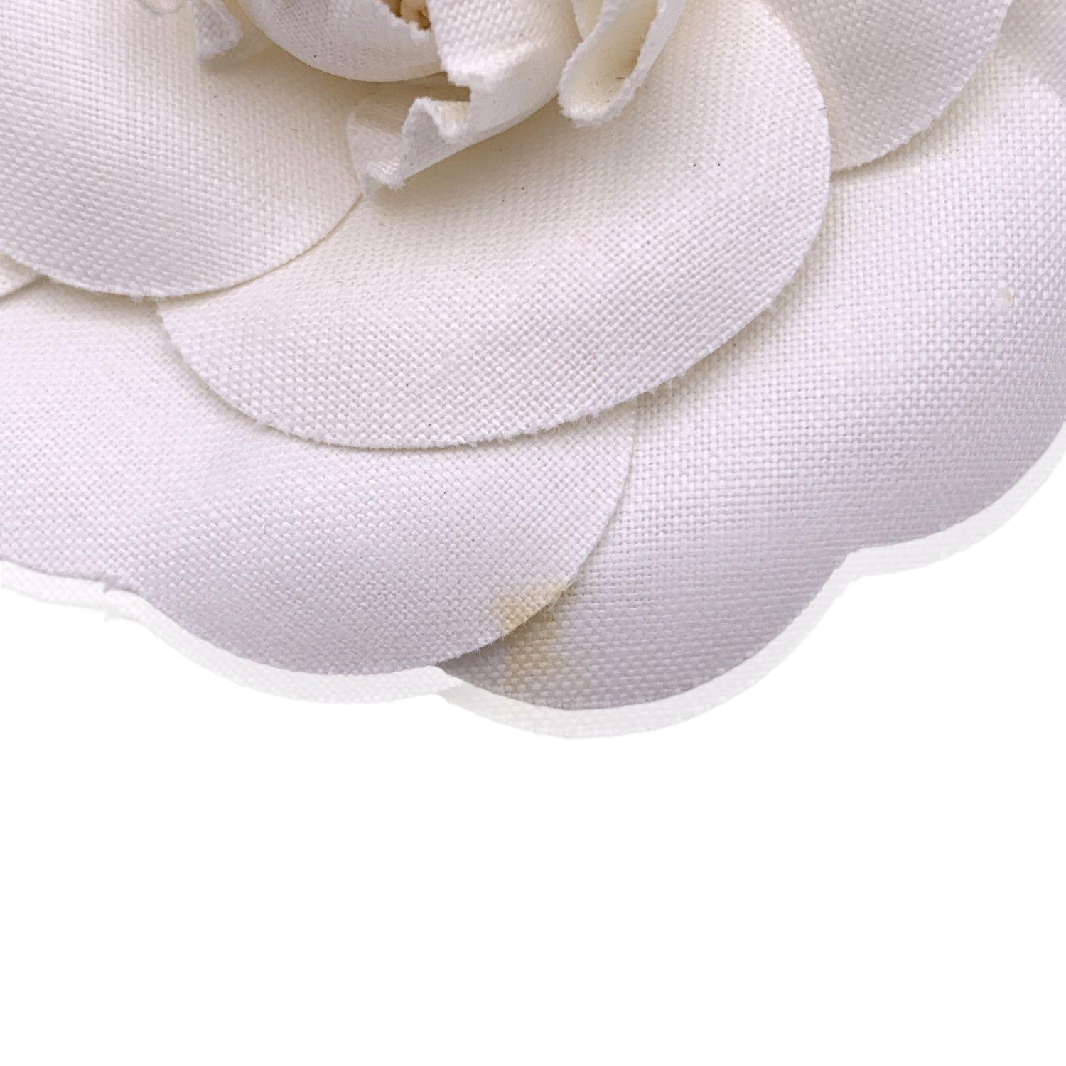 Chanel Vintage Camelia Camellia Flower Pin Brooch. White fabric petals. Safety pin closure. Measurements: diameter: 3.5 inches - 8.9 cm 'CHANEL - CC - Made in France' oval tab on the back

Condition

B - VERY GOOD

Gently used. A couple of light