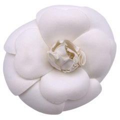 Chanel Broche vintage en toile blanche à fleurs de camélia Chanel Broche vintage en toile blanche à fleurs de camélia