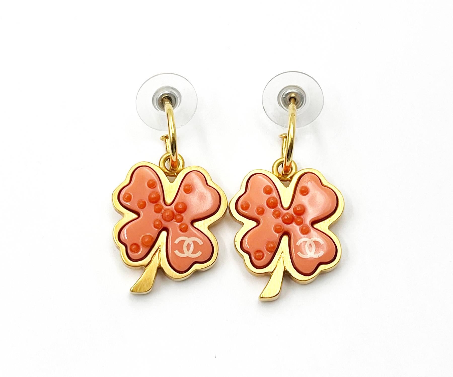 Chanel Vintage White CC Gold Plated Coral Clover Hoop Piercing Earrings

*Marked 03
*Made in France

-Approximately 1.5″ x 0.75″.
-Very classic and pretty
-In an excellent condition.

AB1073-00326