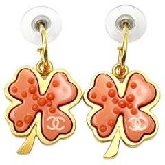 Chanel Vintage Pendientes de aro de trébol de coral chapados en oro CC blanco