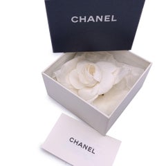Chanel Vintage Weiße Camelia-Brosche/Anstecknadel mit Schachtel aus Stoff mit Blumenmuster