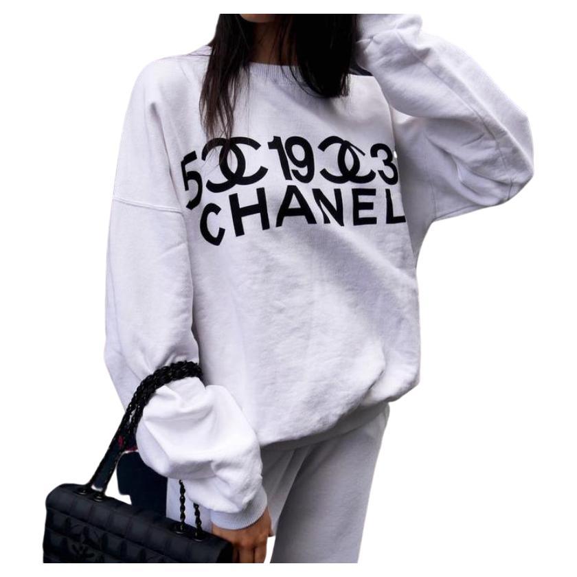 CHANEL Vintage Sweatshirt aus weißer Baumwolle mit schwarzem Buchstaben  Logo im Angebot bei 1stDibs
