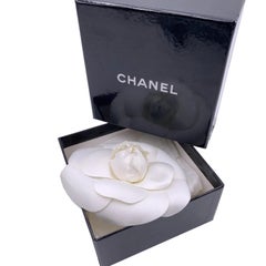 Chanel Vintage Weiße Camelia-Blumenbrosche/Anstecknadel aus weißem Stoff mit Kamelienmuster